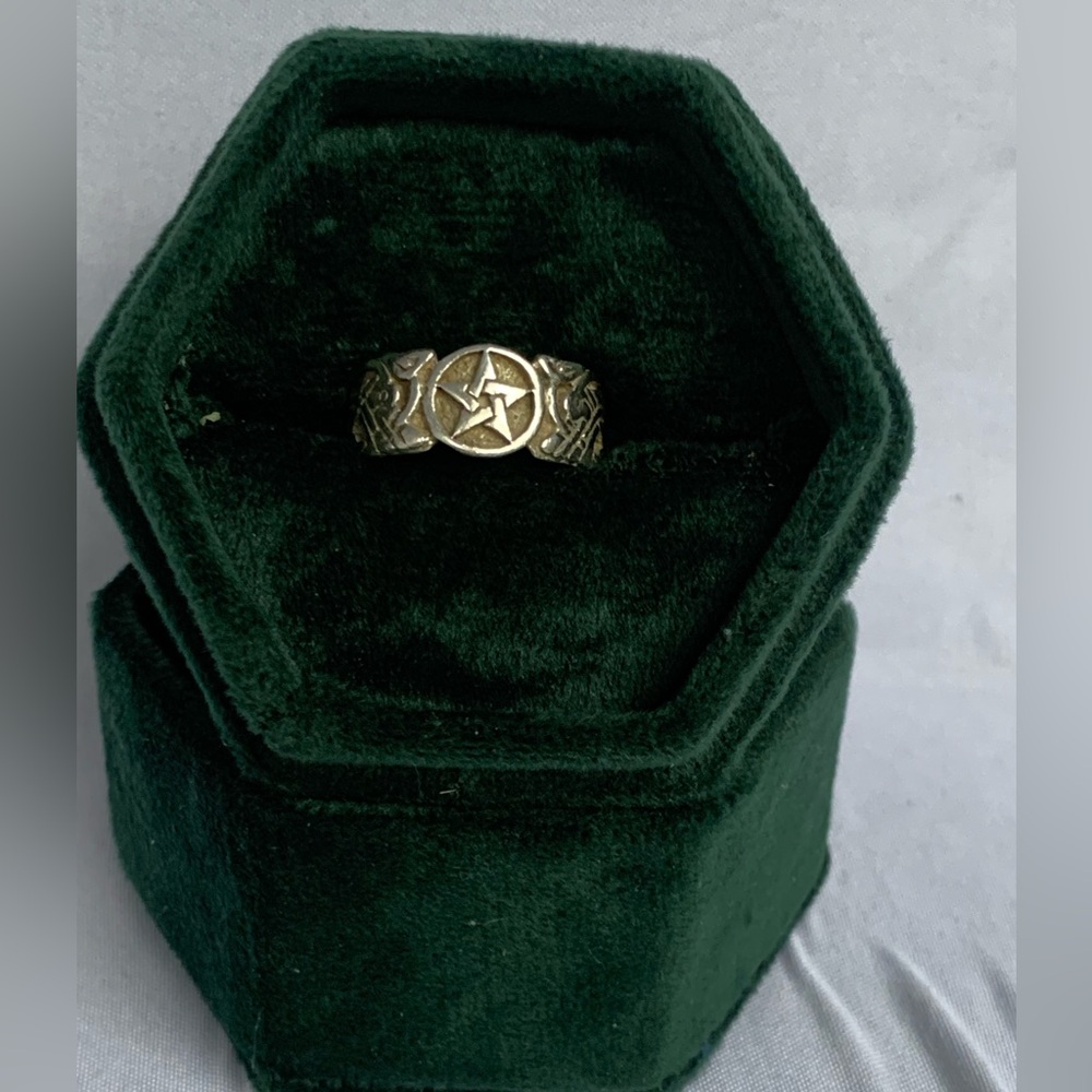 Men’s silver ring. Size 9.